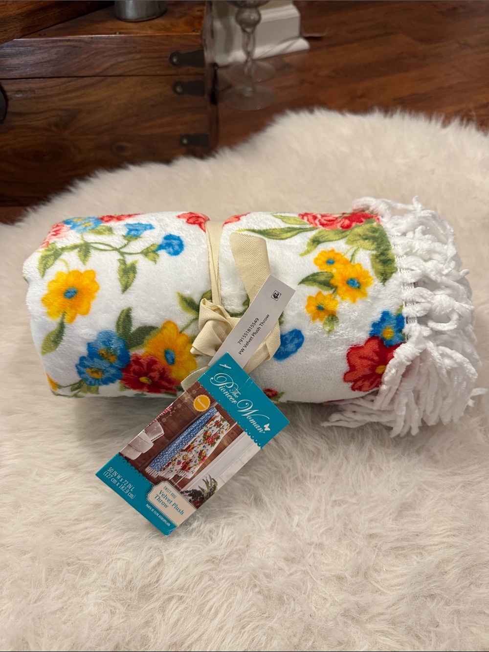 The Pioneer Woman Floral Plush Throw Double Sided Size 50 IN W X 72 IN  L NWT
